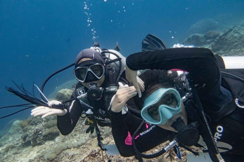 Indonesian women in PADI Divemaster training
